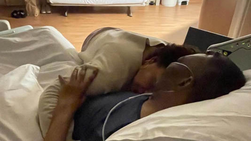 La hija de Pelé compartió una foto con su padre en el hospital