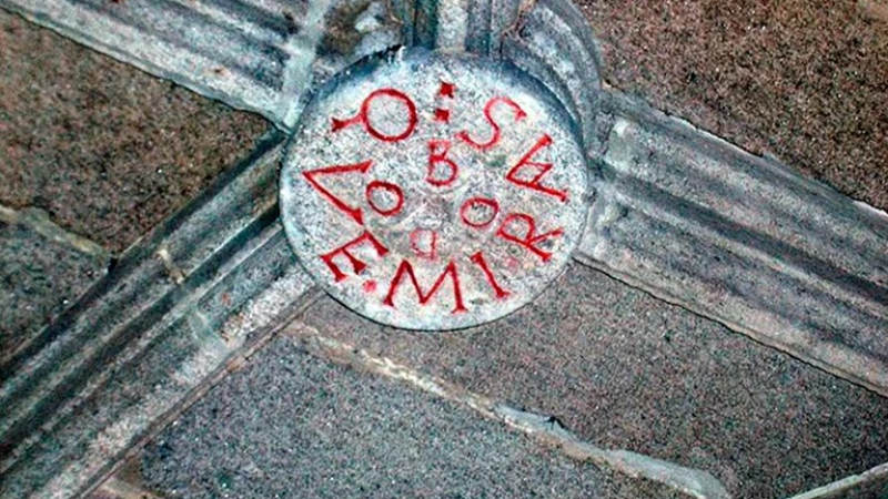 La frase - "qué mirás bobo" fue tallada hace 400 años