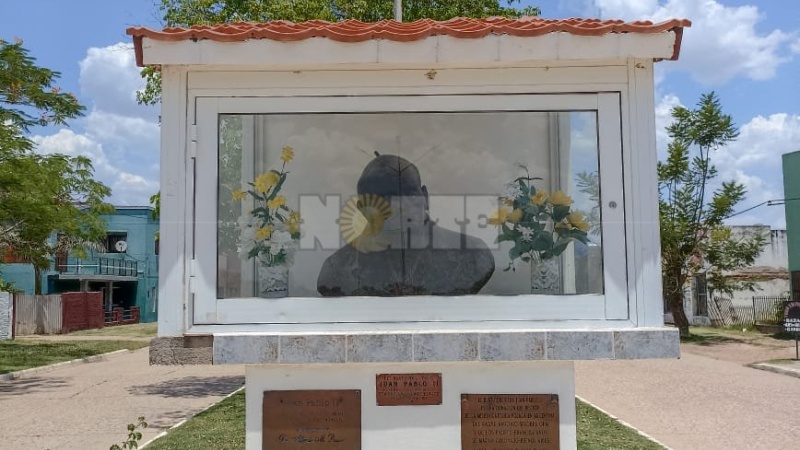 A los gritos insultaban la imagen del papa Juan Pablo II y fueron expulsados del pueblo