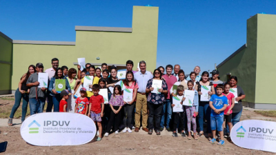 El gobierno entregó 65 casas para Villa Ángela y Corzuela