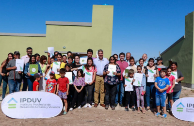 El gobierno entregó 65 casas para Villa Ángela y Corzuela