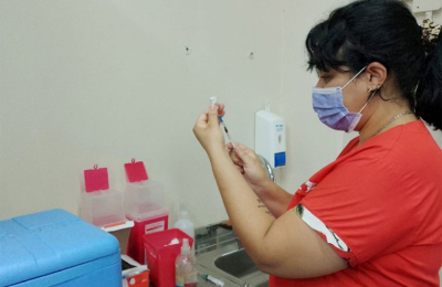 Llegaron 1800 dosis de la vacuna Pfizer "bivalente"‘ contra el Covid-19