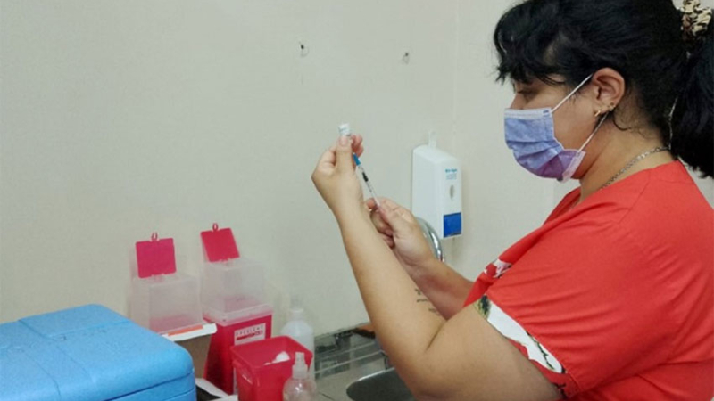 Llegaron 1800 dosis de la vacuna Pfizer "bivalente"‘ contra el Covid-19