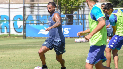 Racing y San Martín desembarcan en Resistencia para el choque de mañana
