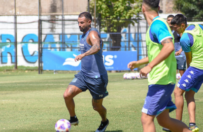 Racing y San Martín desembarcan en Resistencia para el choque de mañana