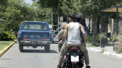 Miles de motos, pocos cascos: hoy comienzan los controles en la ciudad