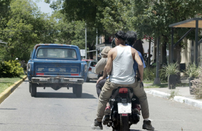 Miles de motos, pocos cascos: hoy comienzan los controles en la ciudad