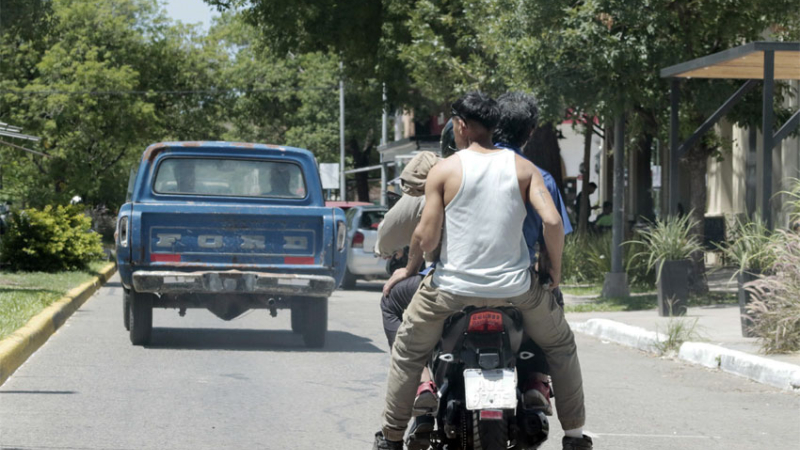 Miles de motos, pocos cascos: hoy comienzan los controles en la ciudad