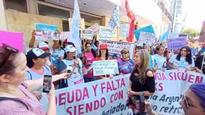 "La deuda sigue siendo con nosotras", planteó una multitud de mujeres en las calles