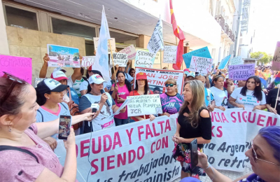 "La deuda sigue siendo con nosotras", planteó una multitud de mujeres en las calles