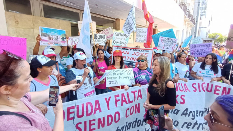 "La deuda sigue siendo con nosotras", planteó una multitud de mujeres en las calles