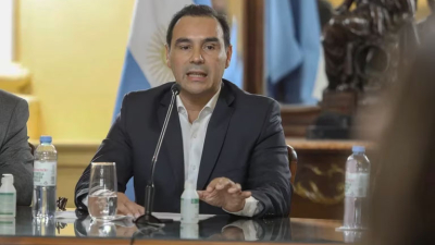 El avión en el que viajaba el gobernador Valdés se declaró en emergencia