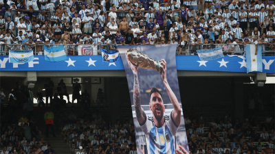 Ante una multitud el campeón del mundo tiene su fiesta