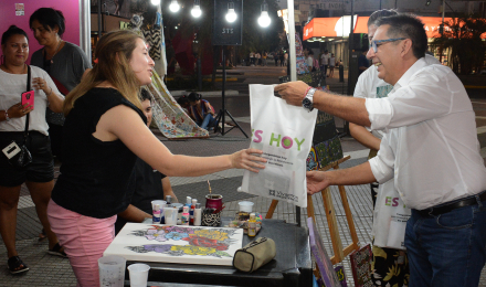 GUSTAVO CON ARTISTAS EN LAPEATONAL 1.jpg