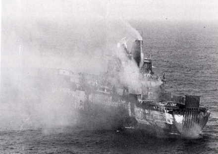 86-Larraquy---Portaviones-Atlantic-Conveyor-impactado-por-dos-Exocet.jpg