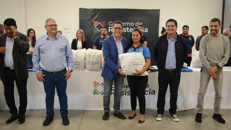 Gustavo Martínez entregó indumentaria a Vigilancia y la Guardia Comunitaria