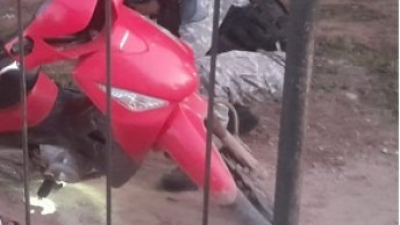 Insólito: se robó una valla y la llevaba a bordo de una moto
