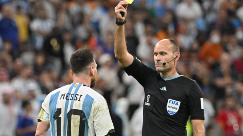 Retiraron a Mateus Lahoz, el árbitro de la semifinal entre Argentina y Países Bajos en Qatar 2022