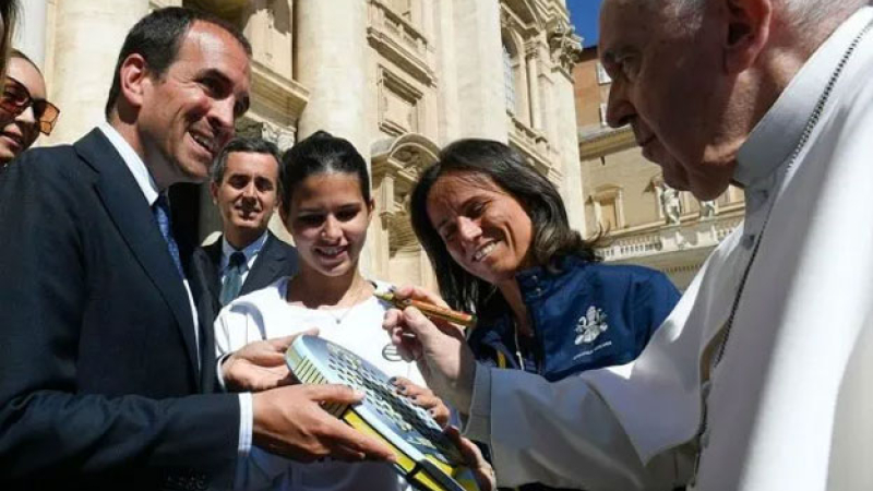 Remate solidario: el papa Francisco firmó una paleta de pádel
