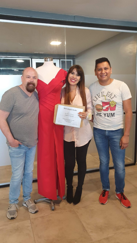 Recibiendo un reconocimiento de parte de la escuela mexicana The Fashion Fit Studio.jpg