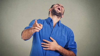 Reír o llorar exageradamente: qué es el síndrome de labilidad emocional