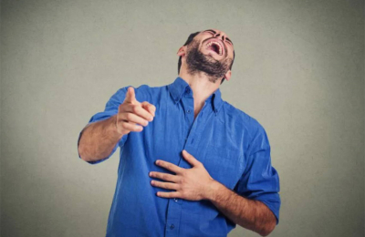 Reír o llorar exageradamente: qué es el síndrome de labilidad emocional