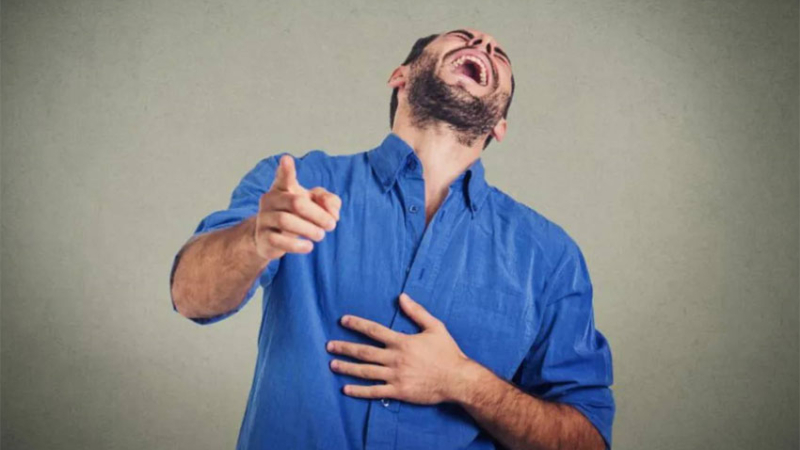 Reír o llorar exageradamente: qué es el síndrome de labilidad emocional