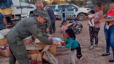 Gendarmes entregan donaciones a familias chaqueñas