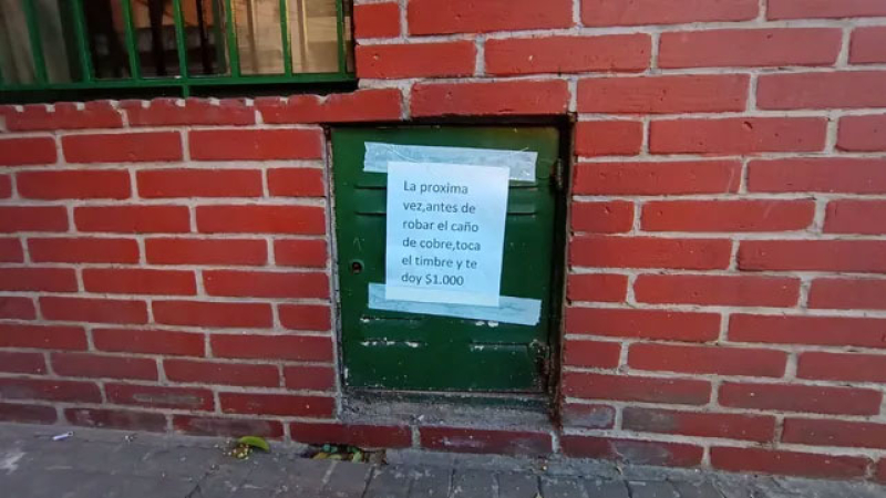Ofrece dinero a los ladrones para evitar que le roben el picaportes