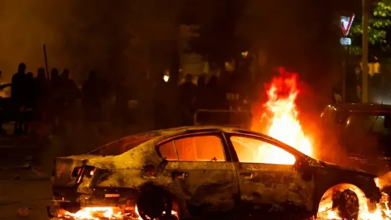 Casi 700 detenidos y más de 200 policías heridos tras otra noche de protestas en Francia