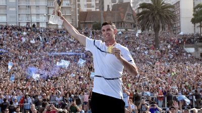 "Dibu" Martínez bajo la lupa de dos gigantes ingleses