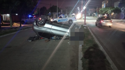 Perdió el control de su auto, volcó y salió ileso