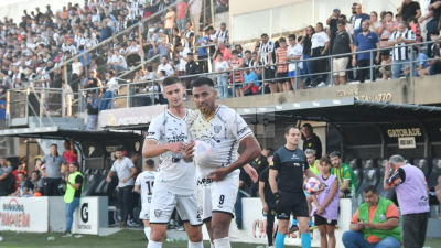 For Ever jugó un partidazo y no dejó que el "tiburón" salga a flote