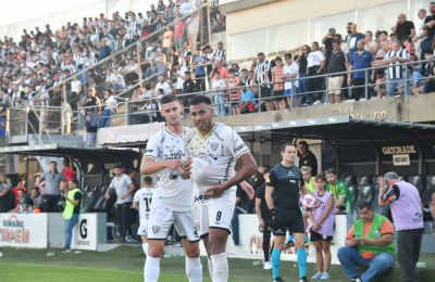 For Ever jugó un partidazo y no dejó que el "tiburón" salga a flote