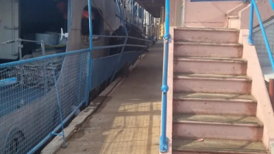 Corrientes: una barcaza chocó contra un bar flotante