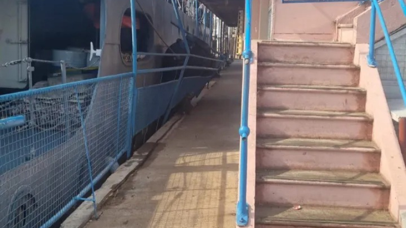 Corrientes: una barcaza chocó contra un bar flotante