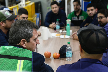 Massa con trabajadores ford 1.jfif