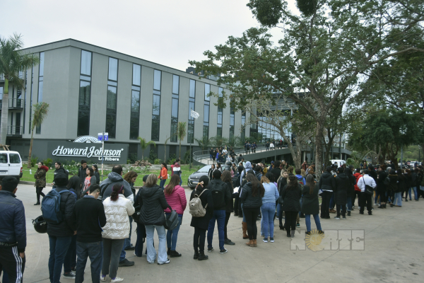 Largas filas buscando empleos vacantes en un hotel internacional 