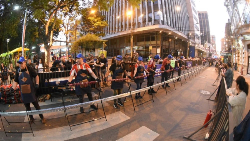 Paraguay logró un nuevo récord Guinness del "asadito" más largo del mundo