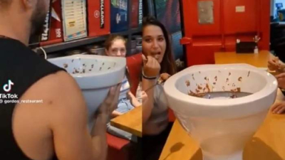 La escatológica forma en la cual un restaurante sirve el helado