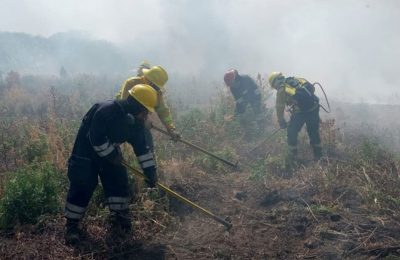 Trabajo incansable de bomberos para controlar incendios forestales