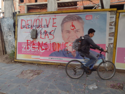 zdero 02 afiches vandalizados.jpg