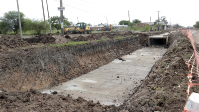 Vecinos piden que finalicen obras en la avenida Coronel Falcón