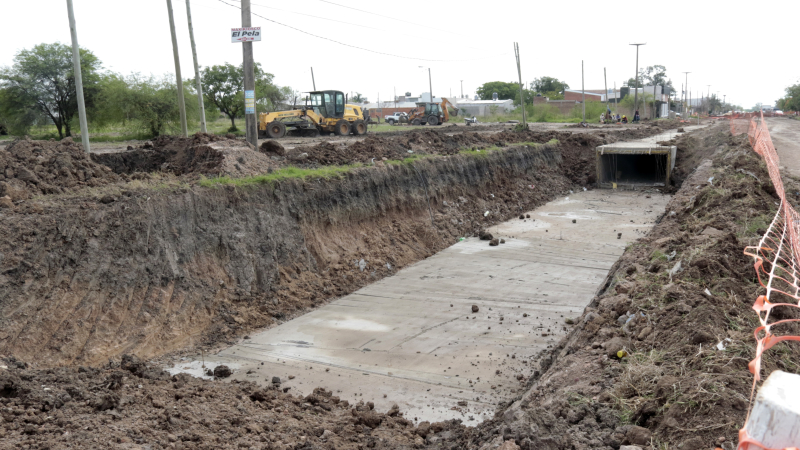 Vecinos piden que finalicen obras en la avenida Coronel Falcón