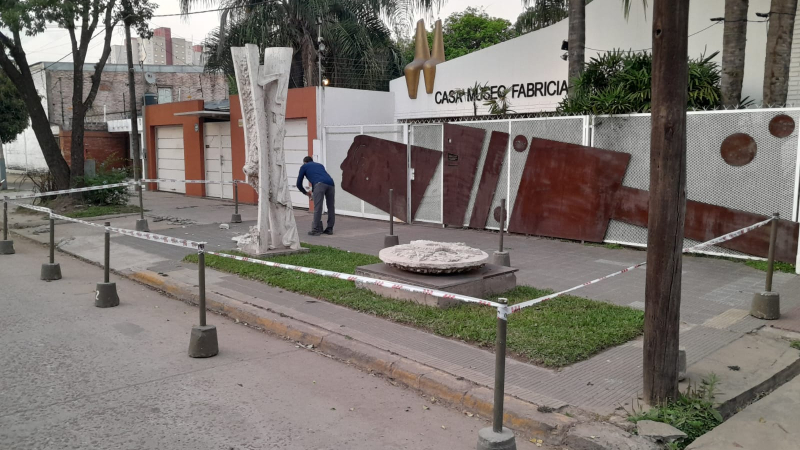 Una escultura de Fabriciano sufrió daños tras un siniestro vial