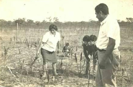 madeo Falcón con su tia observando el terreno en la chacra.jpg