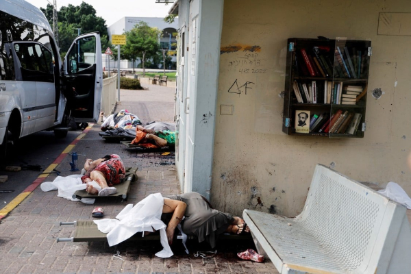Los cuerpos de personas, algunos de ellos ancianos, yacen en una calle después de haber sido asesinados durante una infiltración masiva por parte de pistoleros de Hamas desde la Franja de Gaza, en Sderot, sur de Israel. Foto: REUTERS/Ammar Awad.