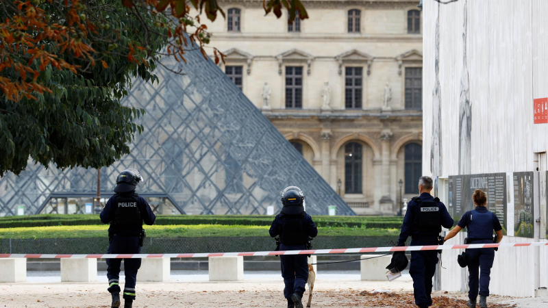 Evacúan el Museo del Louvre en París y el Palacio de Versalles por "razones de seguridad"