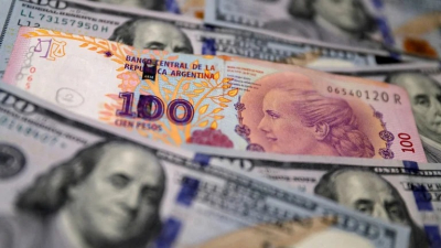 El dólar libre cayó a 980 pesos y el Banco Central compró USD 112 millones en el mercado de cambios