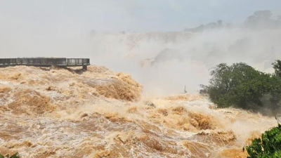 Las Cataratas continuarán cerradas al menos hasta mañana